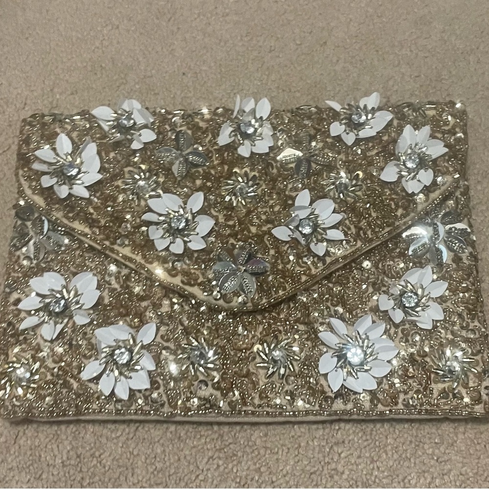 Brand new never used bridal clutch. Has detachable chain or can be used without.